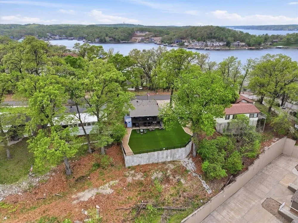 Perfect Lake Escape Near Bagnell Dam Strip