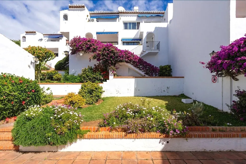 Stunning 2BR Apartment near the Beach Ref 54