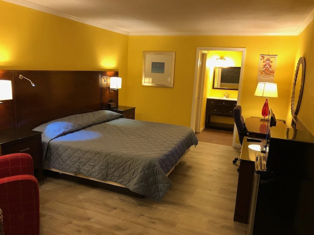 Deluxe Double room with balcony (full double bed)