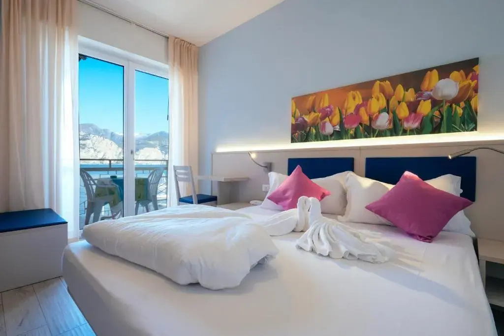 Superior Double room with balcony and with lake view (full double bed)