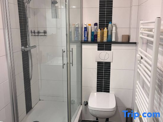 Cool Apartment- Private Bedroom Shared Kitchen & Bathroom