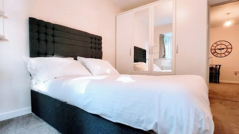 Camberley - 1-bed Annex - Sleeps 2 - Garden