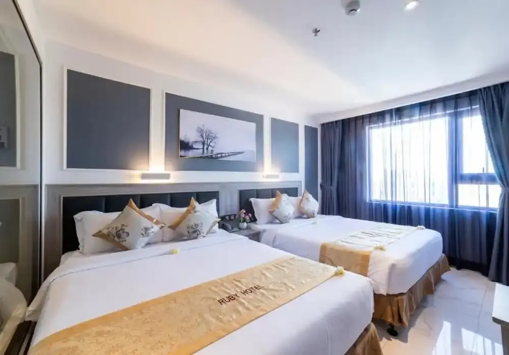 Deluxe Quadruple room with city view