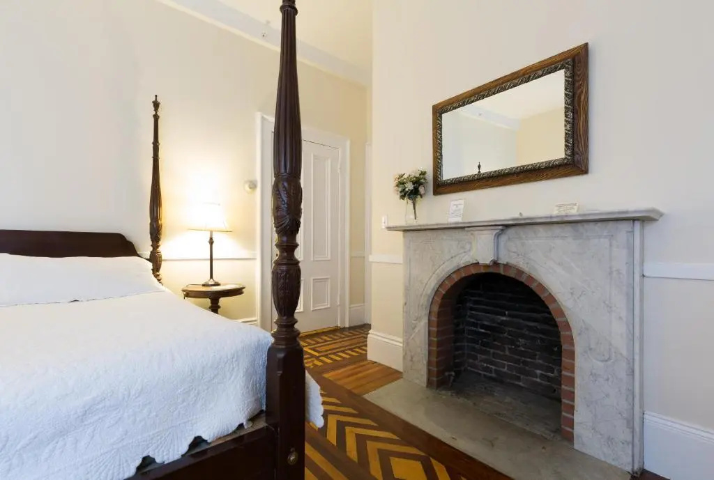 Deluxe Double Suite (full double bed)