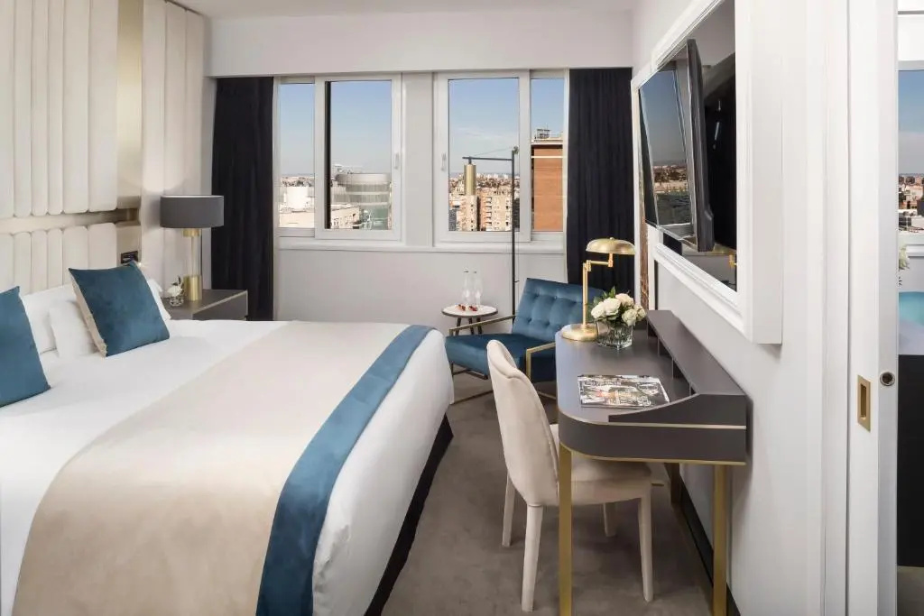 Level Junior Suite