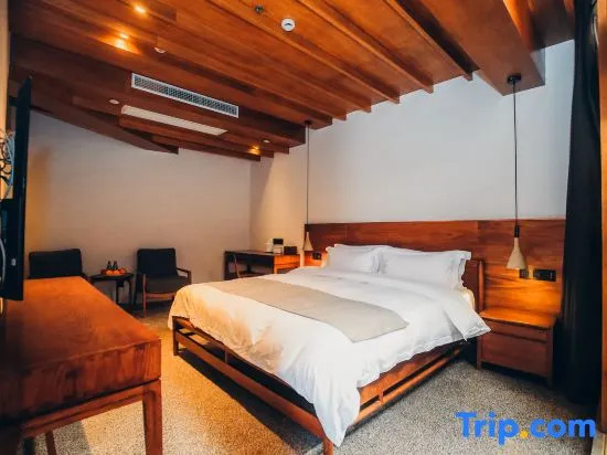 Suite with courtyard view