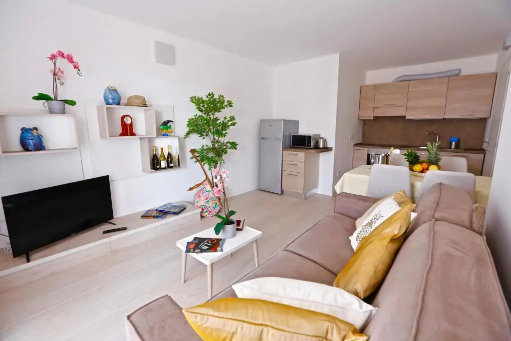 2 Bedrooms Apartment