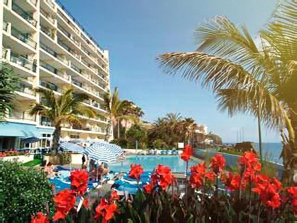 Lovely apartment with pool and sea view