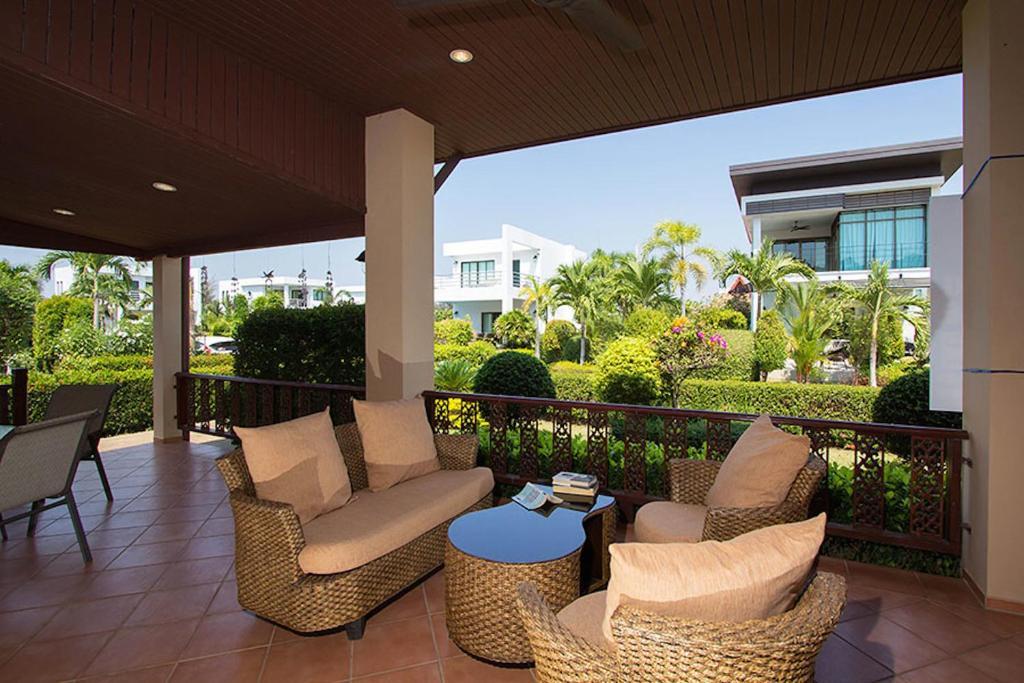 Коттедж с 3 комнатами в Sea Breeze House