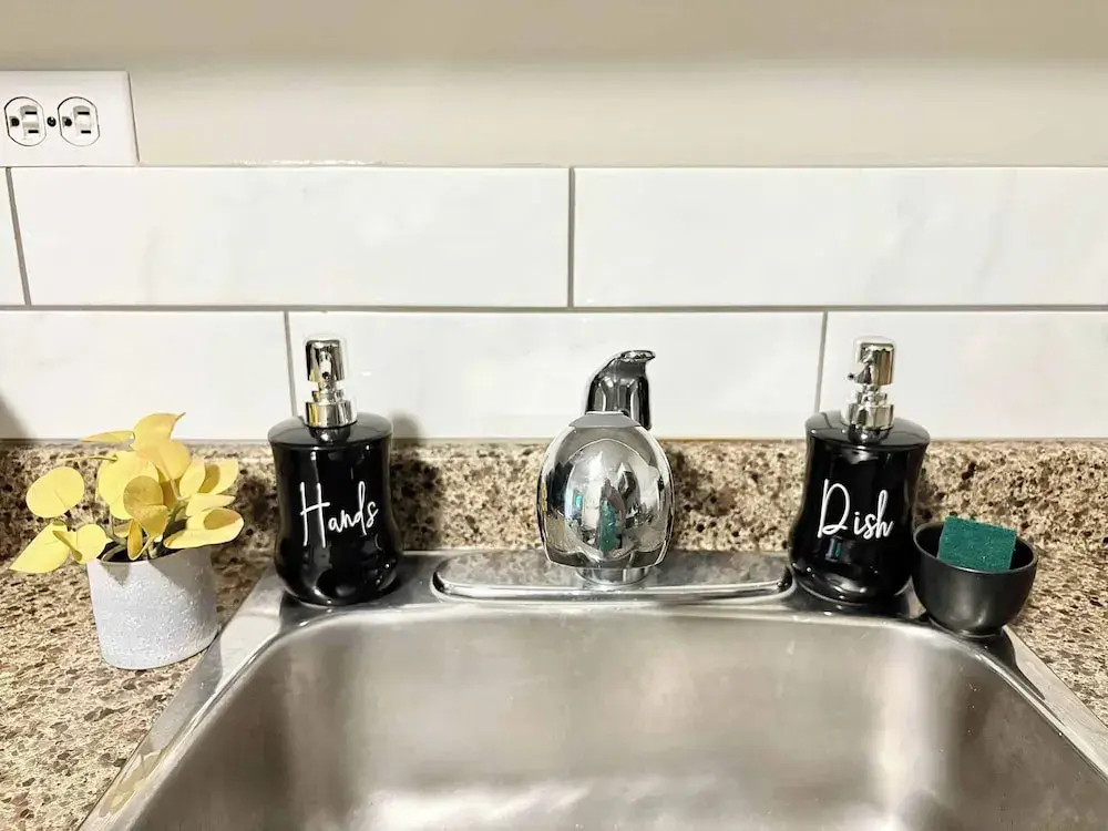 Stylish Downtown Condo near Rogers Place | Parking, Gym, Balcony & Kitchen - фото 21
