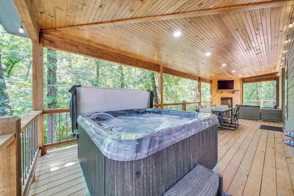 Creekside Cabin w/ Views & Hot Tub in Broken Bow