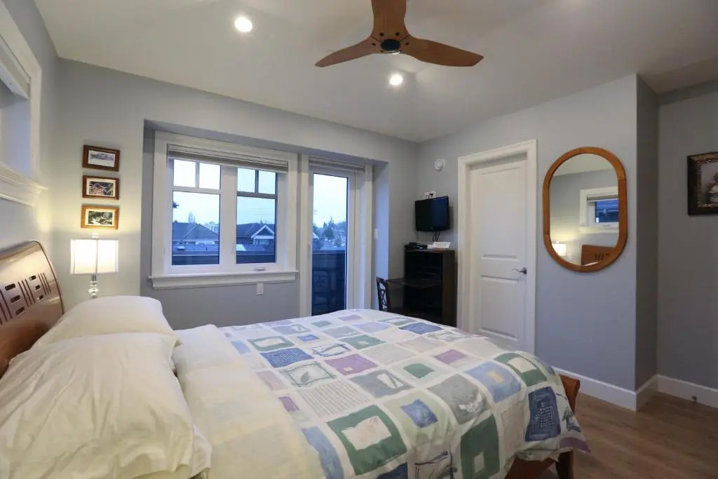 Standard Double room with balcony (full double bed)