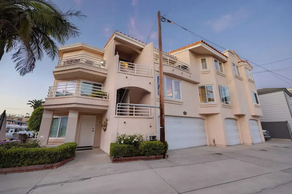 Shoreline Villa by Avantstay Steps to the Beach, Bay, & Pier!
