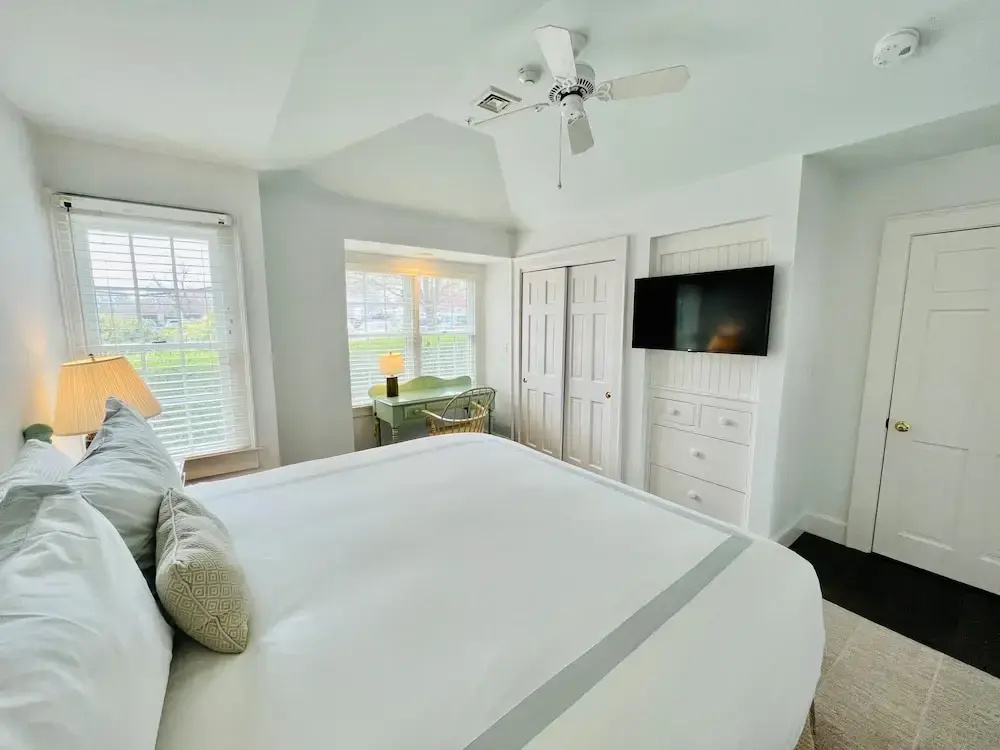 Double Suite with partial ocean view (full double bed)