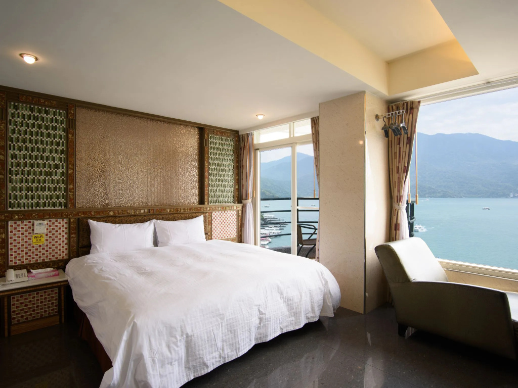 Standard Double room with lake view full double bed