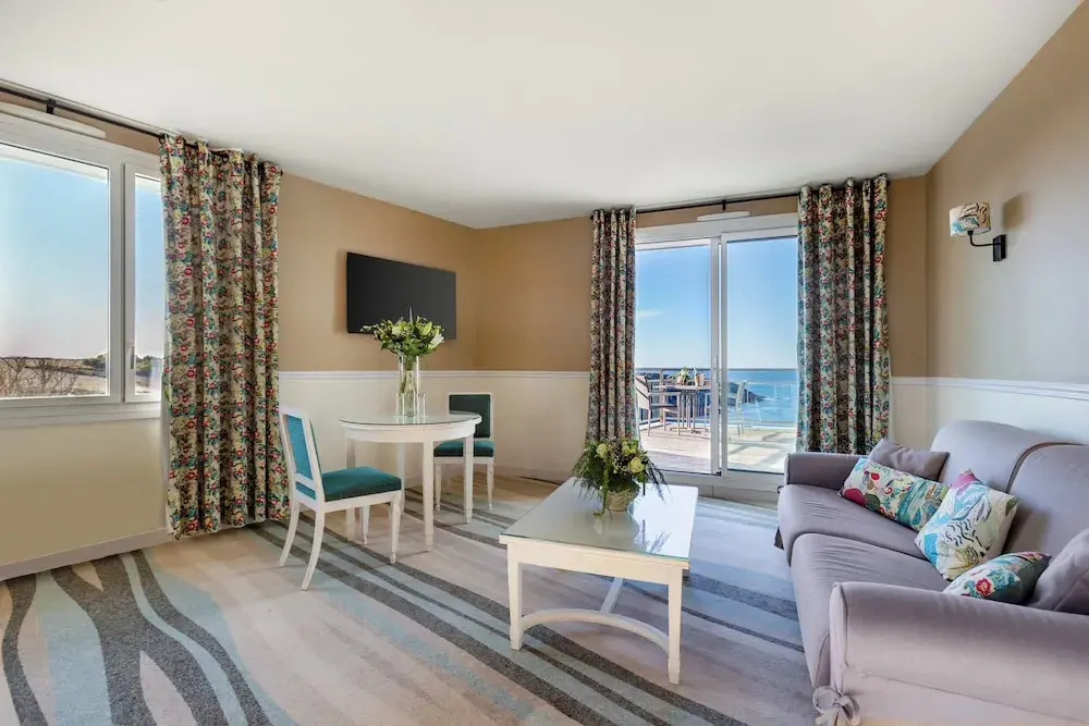 Prestige Double Suite with sea view full double bed