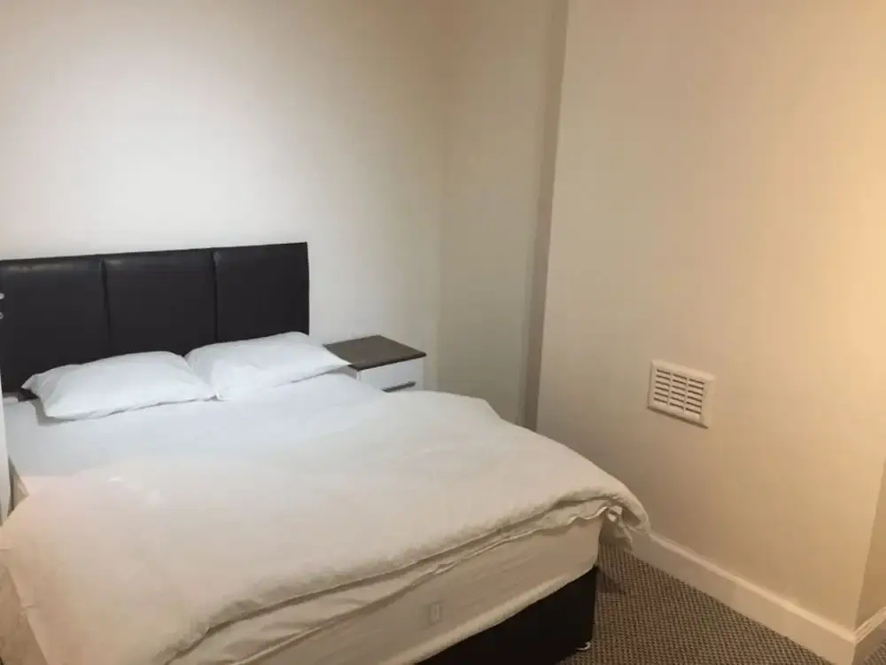 Room in Guest Room - Large Room in Leicester