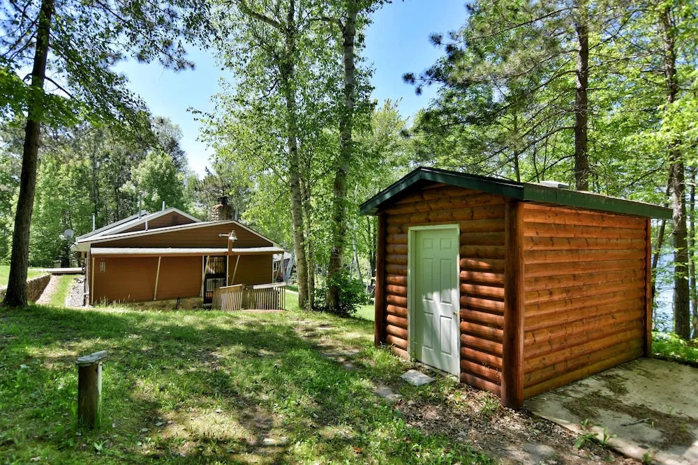 Butler's Bay Teal Lake 4 Bedroom Hotel Room by RedAwning