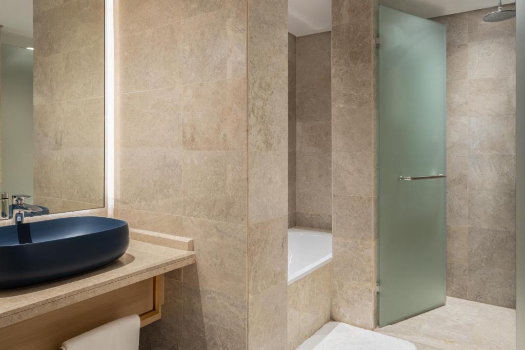 Люкс Superior c 1 комнатой в Maani Muscat Hotel & Suites
