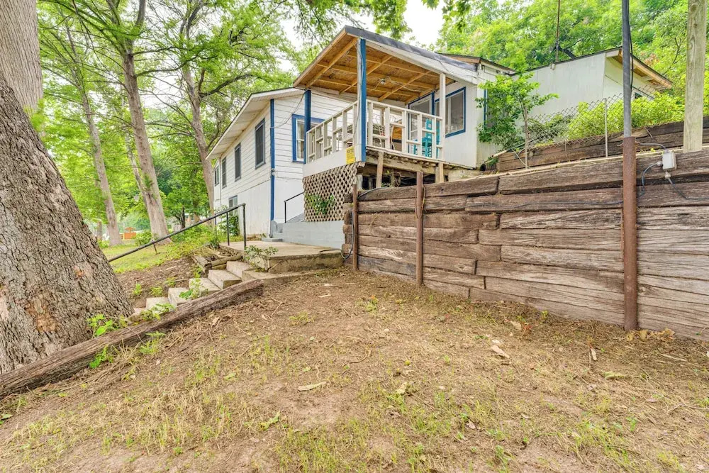 Lakefront Cottage in Clear Springs w/ Deck & Patio