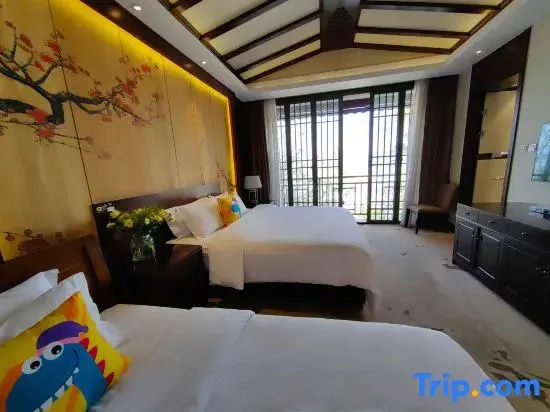Standard Family room with courtyard view
