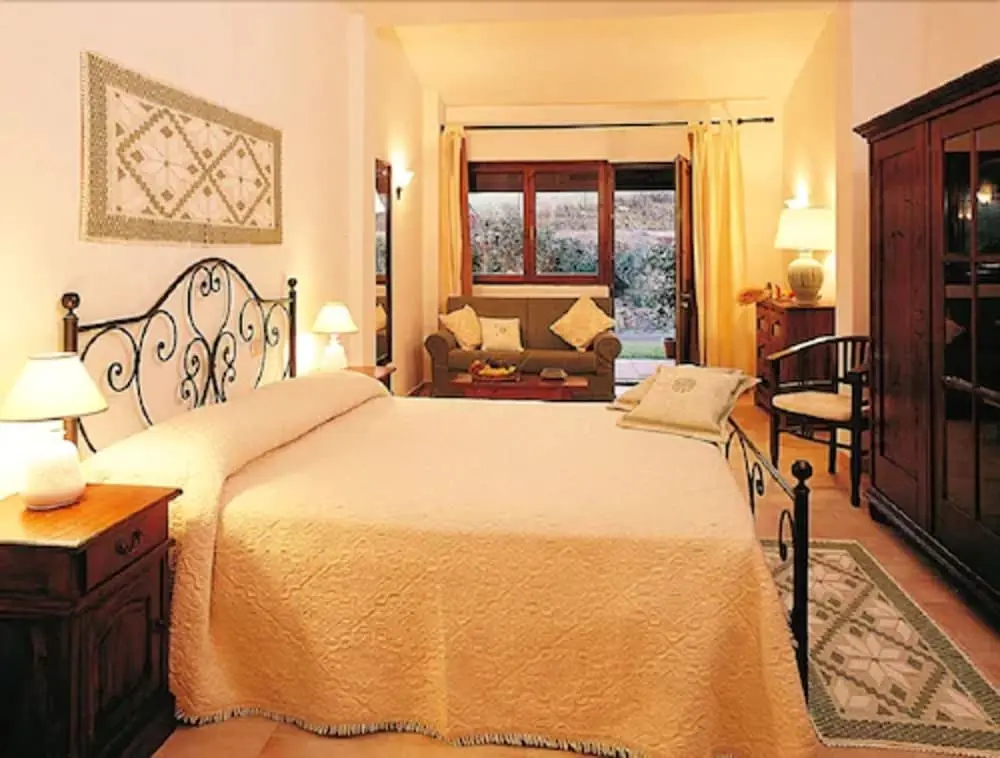 四人房，設有陽台及大雙人床