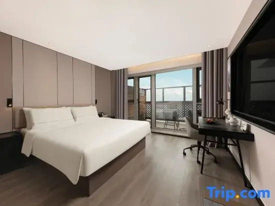 Standard Double room with lake view (full double bed)