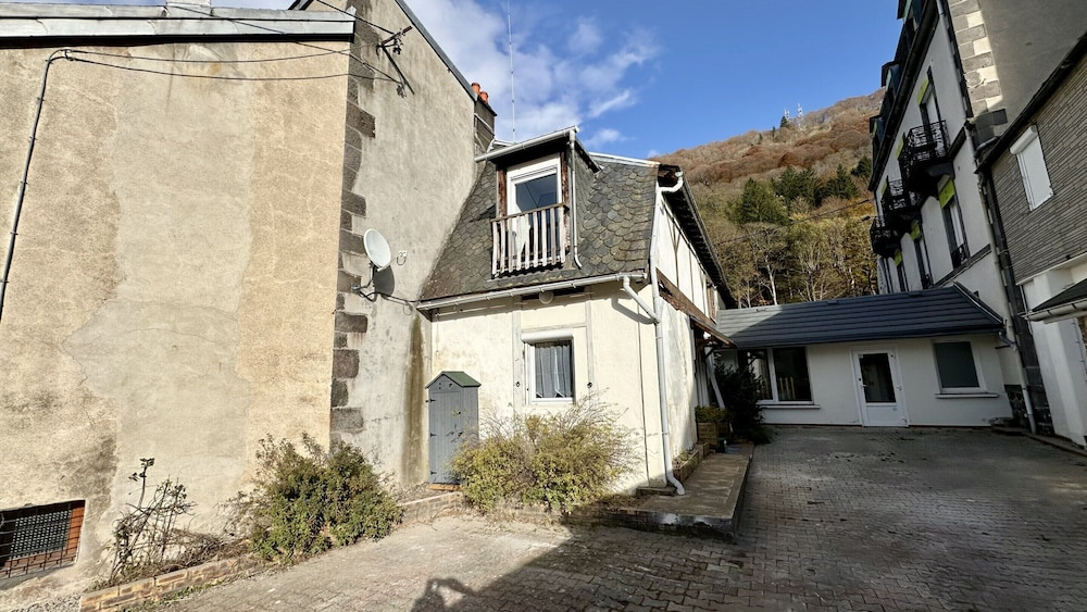Retreat With Terrace, Parking