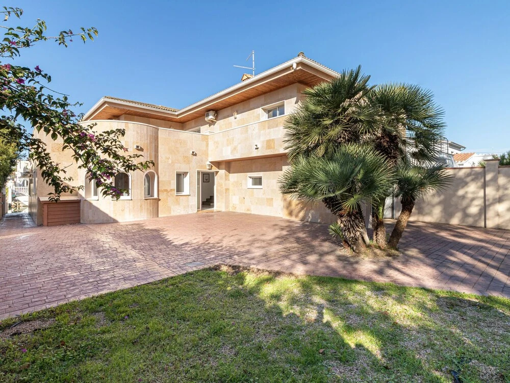 Modern Villa with Private Pool in Empuriabrava Spain