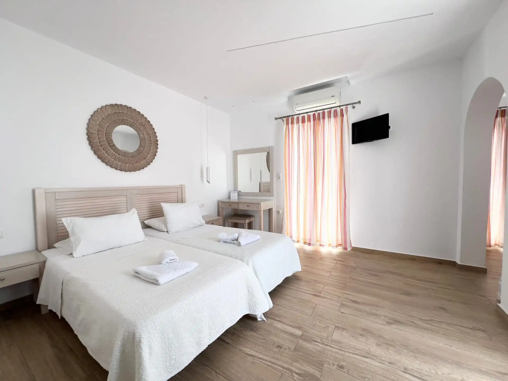 Standard Double room with balcony (full double bed)