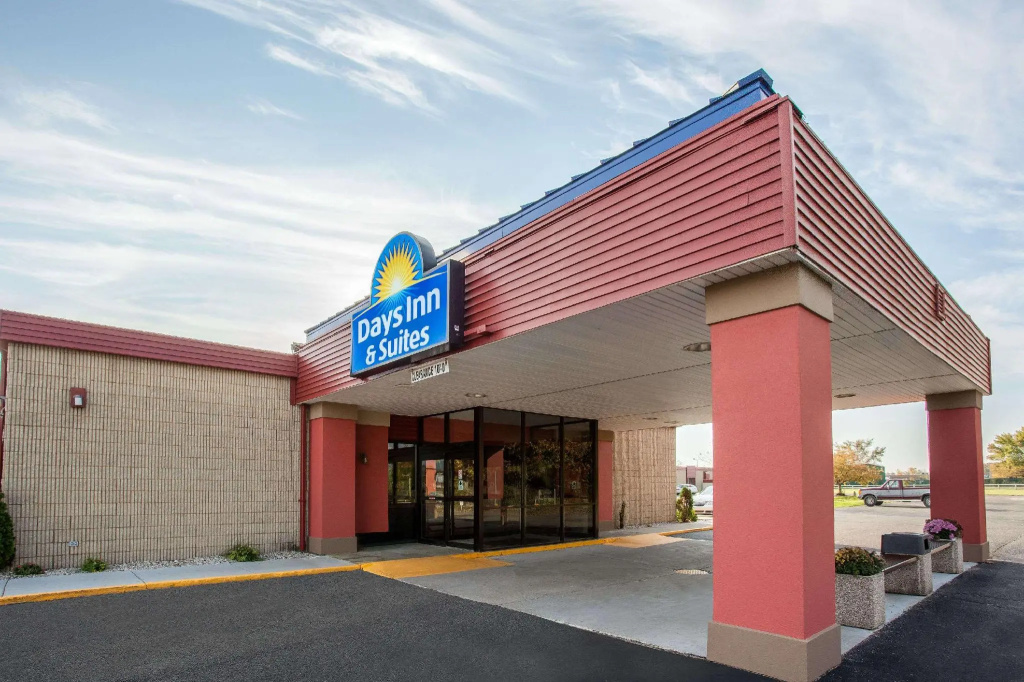 Days Inn & Suites by Wyndham Mt Pleasant - Tap to explore photos