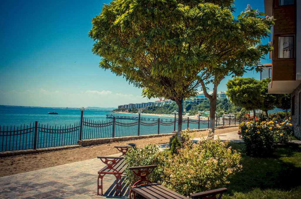 Beach & Waterfront