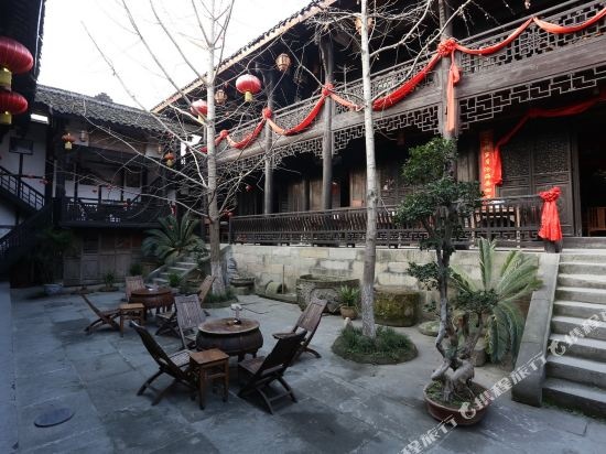 Huaxia Water Wharf Inn