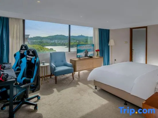 Standard Double room with lake view (full double bed)