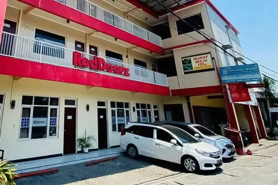 RedDoorz Syariah near T1 Juanda Airport 2