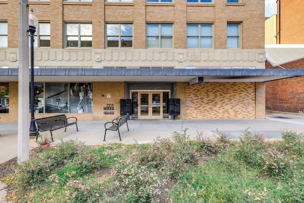 Walk to UNL Campus: Dtwn Lincoln Loft Apt!