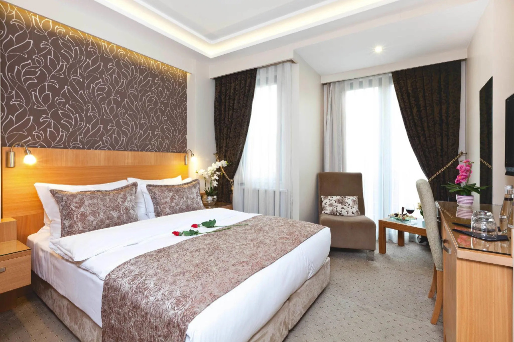 Emerald Hotel — 3