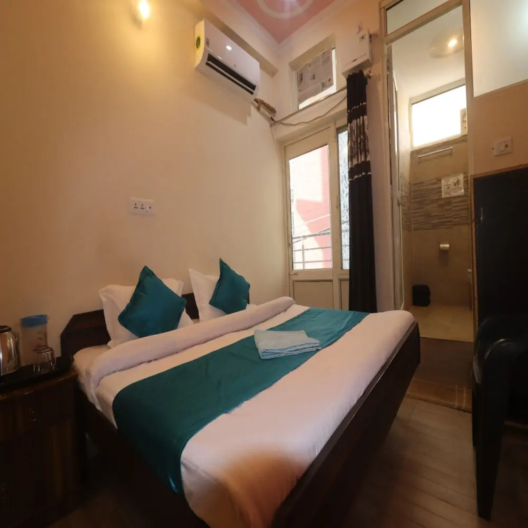 Deluxe Double room (full double bed)