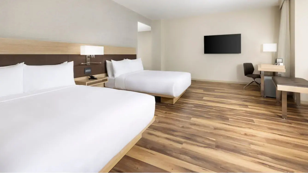 Deluxe Quadruple room with city view