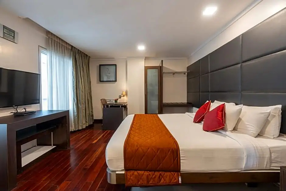Suite with city view