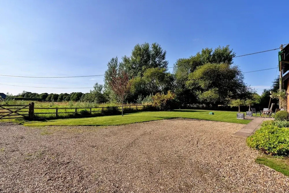 2 Bedroom Cottage in Barton Stacey, No Deposit