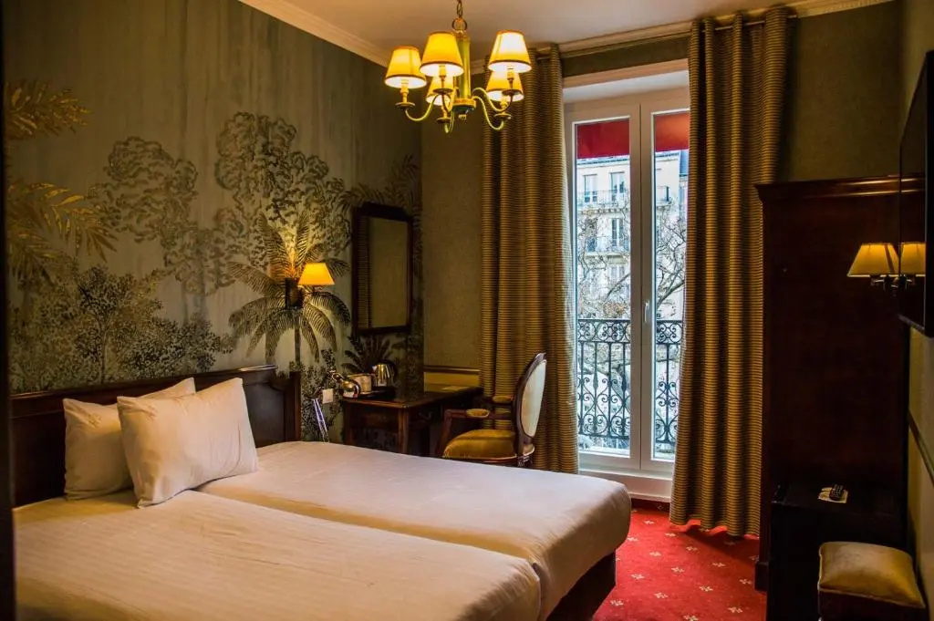 Double room with Arc de Triomphe view (full double bed)