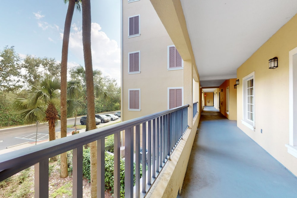 Inviting 4th-floor Condo With Elevator, Screened Balcony, Washer/dryer & AC
