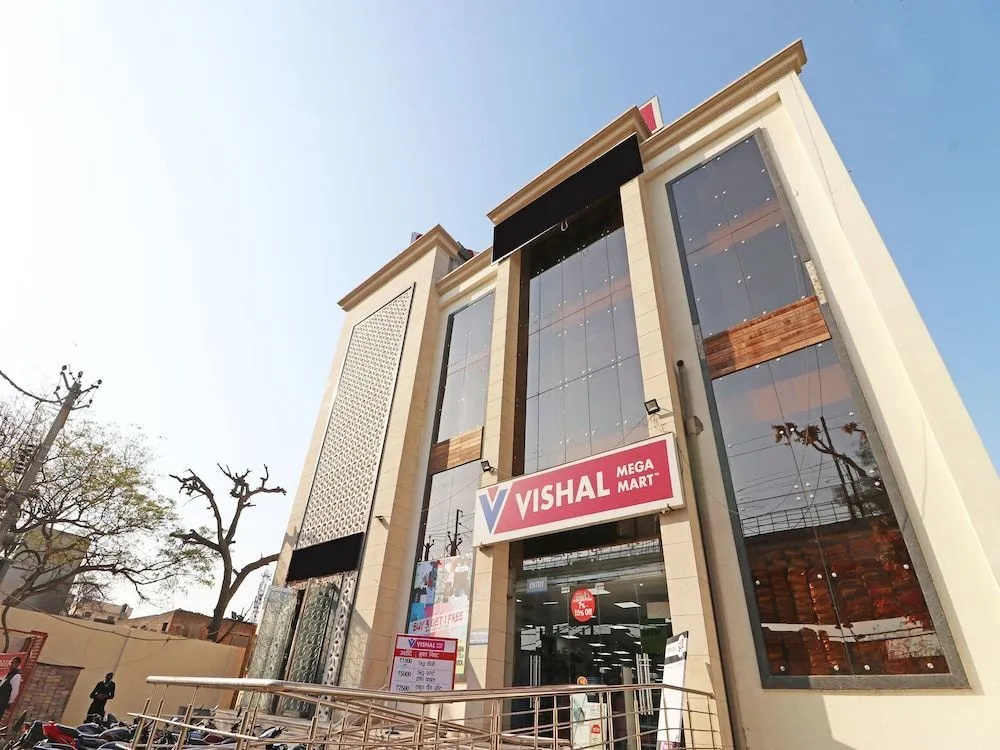 C Pearls Hotel Banque by OYO Rooms