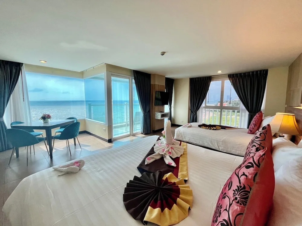 Suite with balcony and beachfront