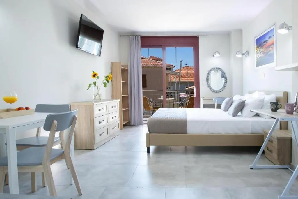 Deluxe Double room with balcony (full double bed)