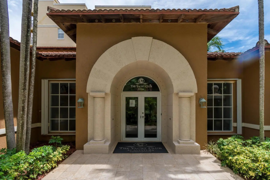 Yacht Club at Aventura 2 Bed 2 bath Luxurius Cozy Brand New