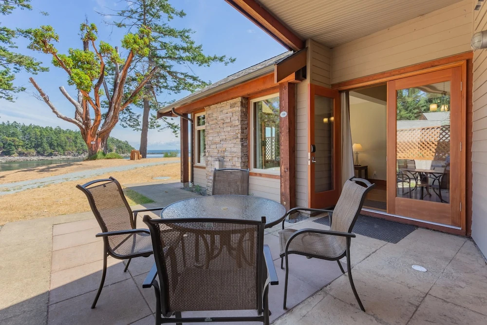 Superior Double Cottage with balcony and with ocean view (full double bed)