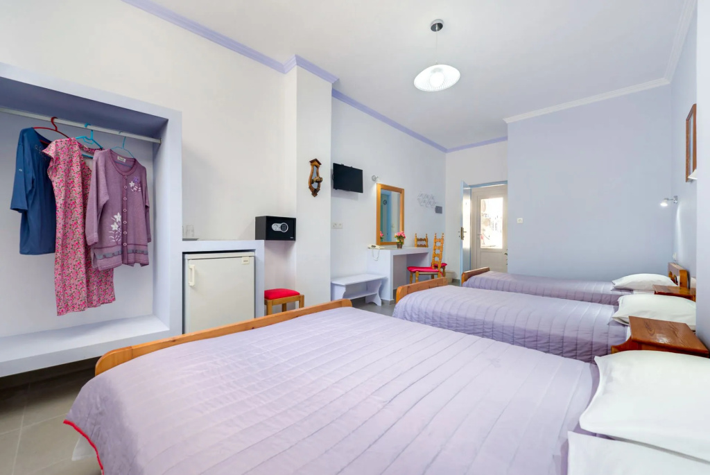 Economy Quadruple Basement room
