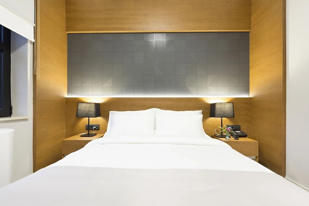 1 Bedroom Deluxe Double room with courtyard view (full double bed)